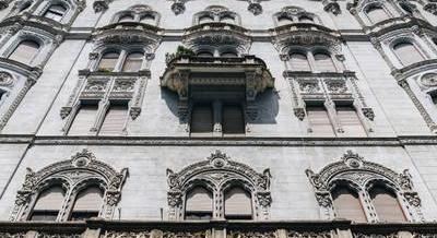 A szecessziós épületcsoda, amit Budapest első bádogplakátgyárosa építtetett – A Bruchsteiner-ház