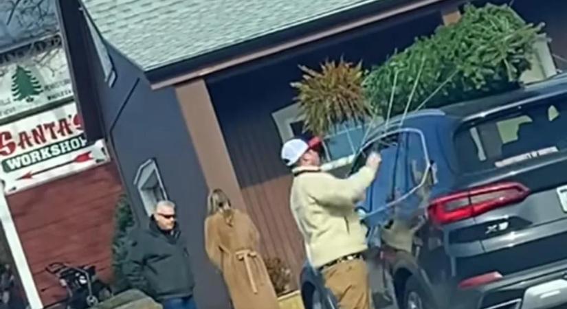 A BMW-s felrakta a fenyőfát a tetőre, fetrengve röhögött rajta az egész parkoló