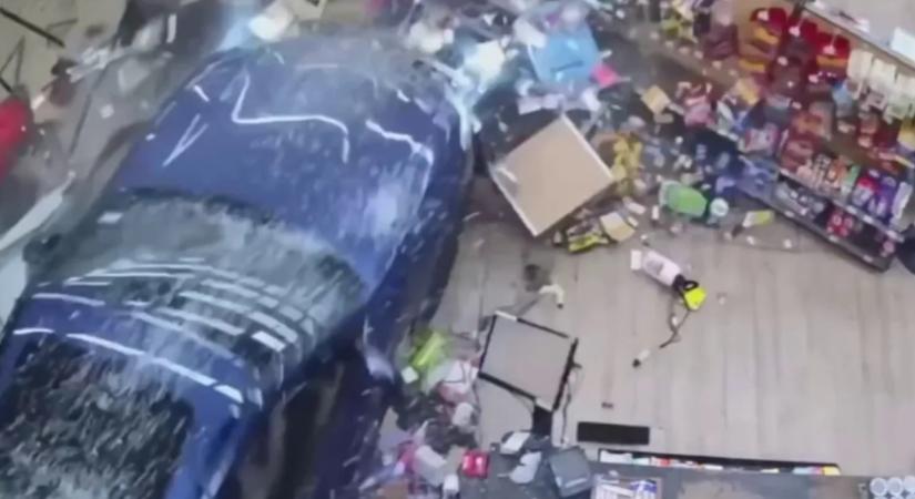 Épphogy el tudott ugrani az eladó a boltba becsapódó autó elől