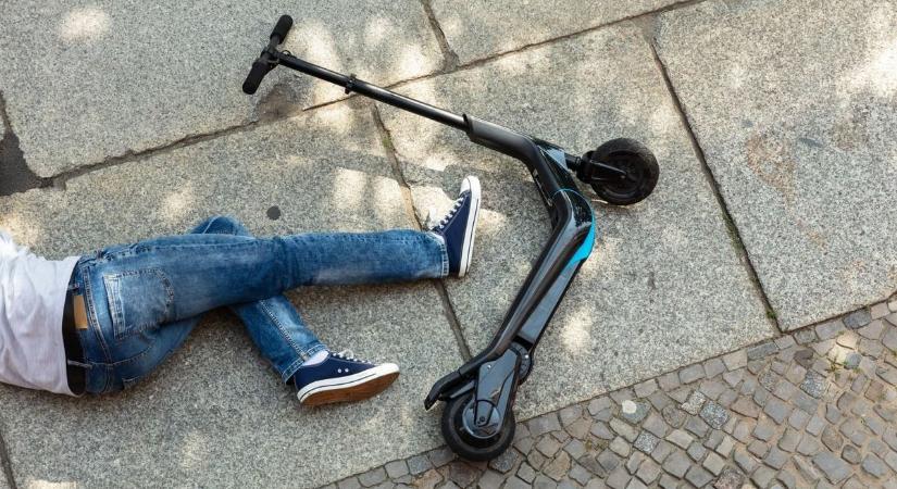 Számos balesetet okoztak az elektromos rolleresek 2025-ben, szerencsére jövőre jön a szigorítás (videó)