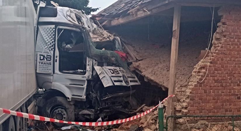 Kamion hajtott be egy zalai család hálószobájába – júniusi hírmustra