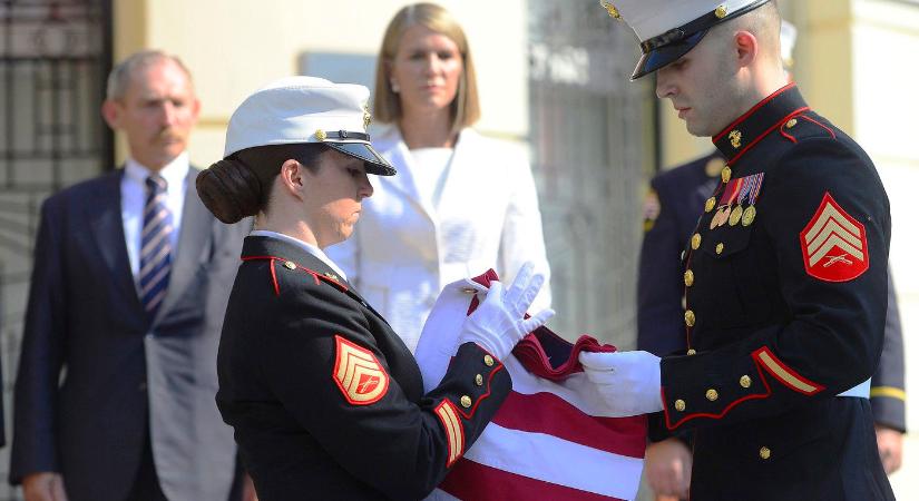 Amerikai katonák jelentek meg a Parlament előtt Budapesten, olyat tettek, amire még nem volt példa