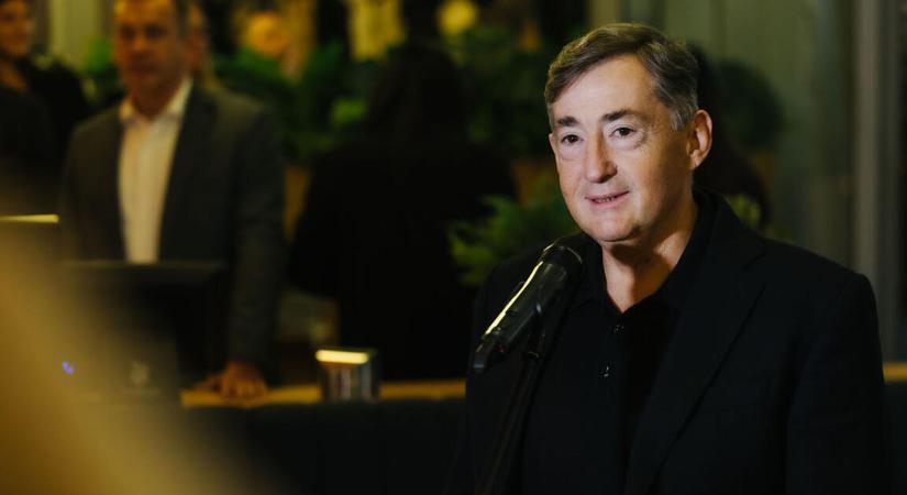 A végtelenül humoros Mészáros Lőrinc idén sem tréfált az üzletben