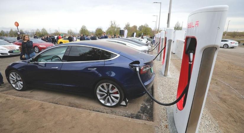 Pár hónapja még esélytelen volt, most már működik: Tesla-töltő indult Siófokon