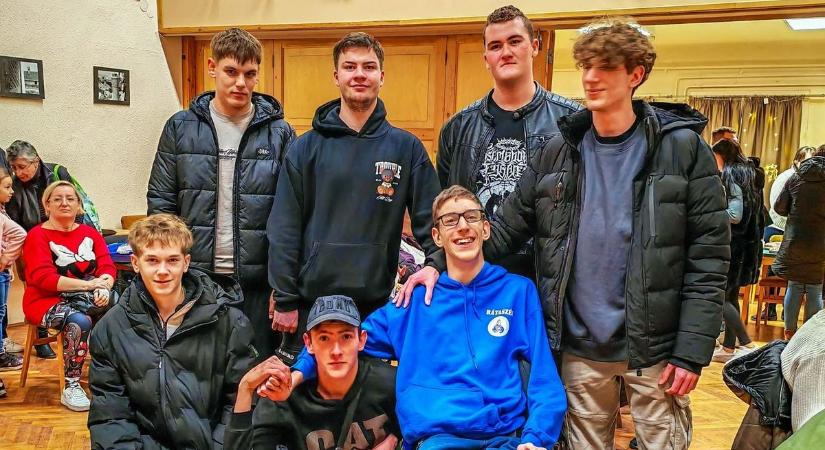 Újra összefogott a közösség Ács Ricsiért: sikerrel zárult a jótékonysági sütivásár