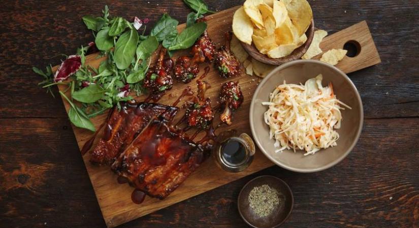 Ragacsos sertésoldalas paradicsomos mázzal: szétolvad a szájban