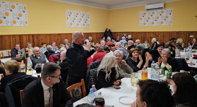 Akik a legnehezebb időkben is helyt álltak – meghitt karácsonyi esttel mondtak köszönetet az időseknek