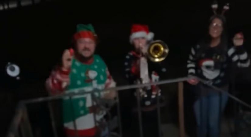 Karácsonyi énekesek lepték meg a golden retrievert: a reakciója mosolyt csal az arcokra