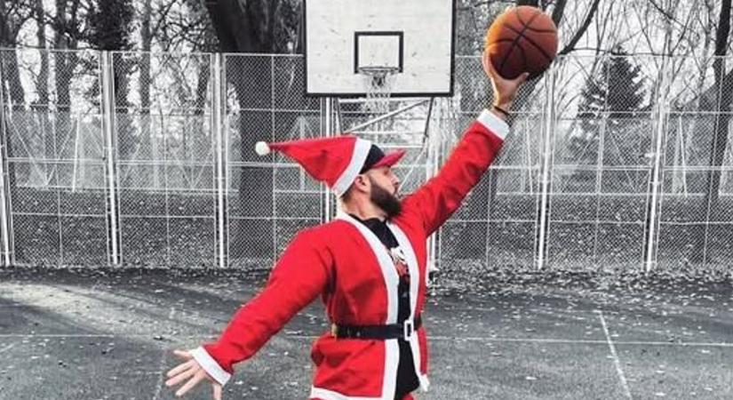 Karácsonyi kosárdobás – így ünnepli 2025 év végét a paksi sztár