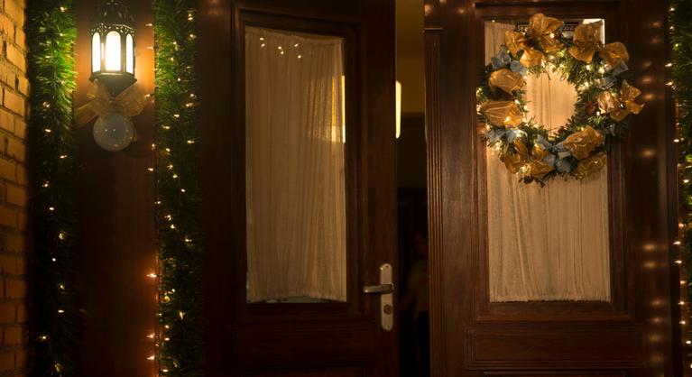 Kopogtak az ajtón, a hívatlan karácsonyi vendég felforgatta a házaspár életét