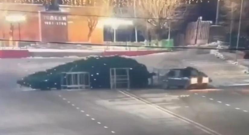 Driftelő Lada tarolta le a város főterén álló karácsonyfát!