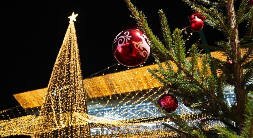 Karácsonyi katasztrófa – Ladával döntötték ki a 12 méteres karácsonyfát a főtéren