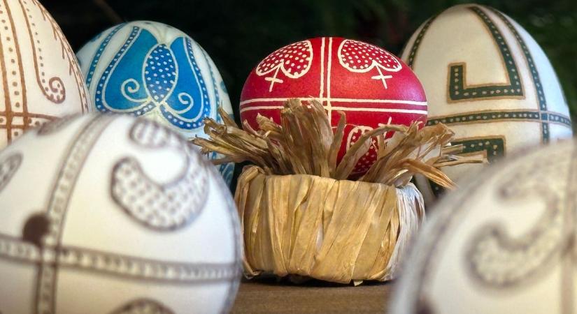 Gyimesi betlehem hímes tojásokból a karácsonyi asztalon