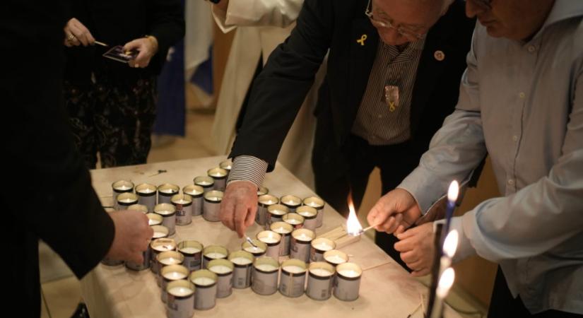 Felgyújtottak Ausztráliában egy hanukát üdvözlő transzparenssel díszített autót