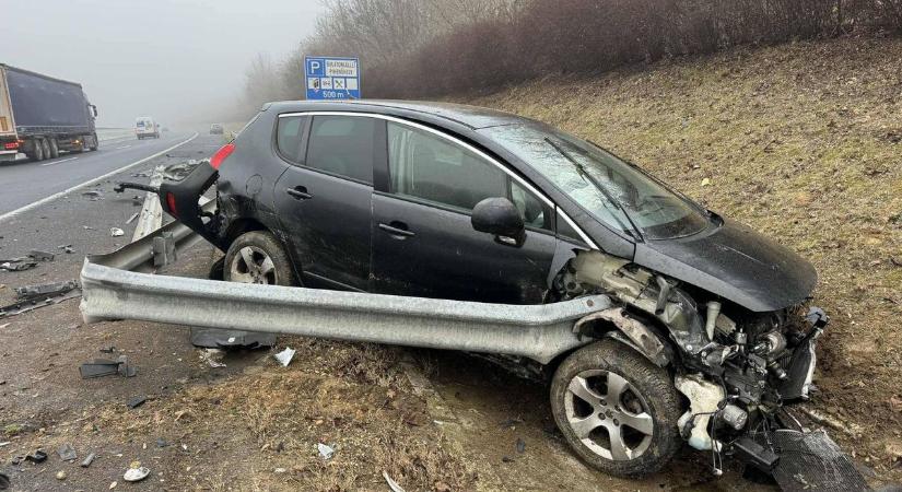 Szalagkorlátnak csaőpódott egy autó az M7-es autópályán, komoly torlódás lehet