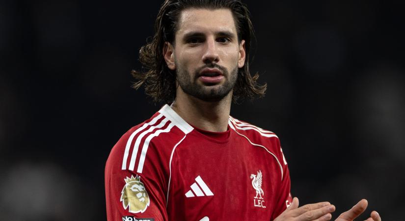 Szoboszlai Dominik karácsonyi fotójánál nem látsz édesebbet – kislányát és feleségét öleli