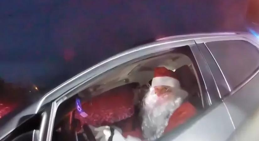 Gyorshajtáson kapták az ajándékokkal siető Mikulást