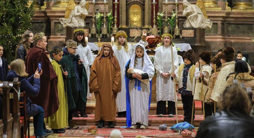 Betlehemi békelángot vihettek haza a hívek a mise végén (képgaléria)