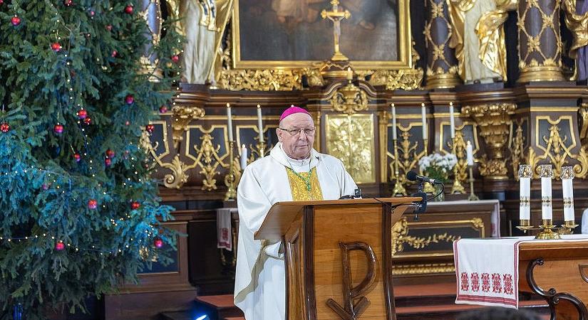 „Velünk van az Isten” – éjféli szentmise a debreceni Szent Anna-székesegyházban