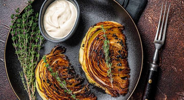 Ropogósra sült káposztasteak: ünnepi köretnek is tökéletes