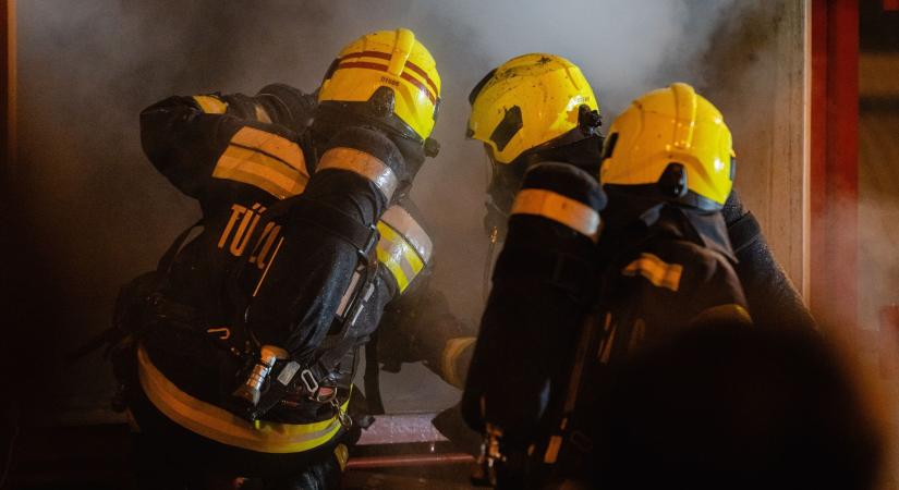 Adventi koszorú és látványkandalló is okozott tüzet, majdnem kétszázszor riasztották a tűzoltókat 24-én
