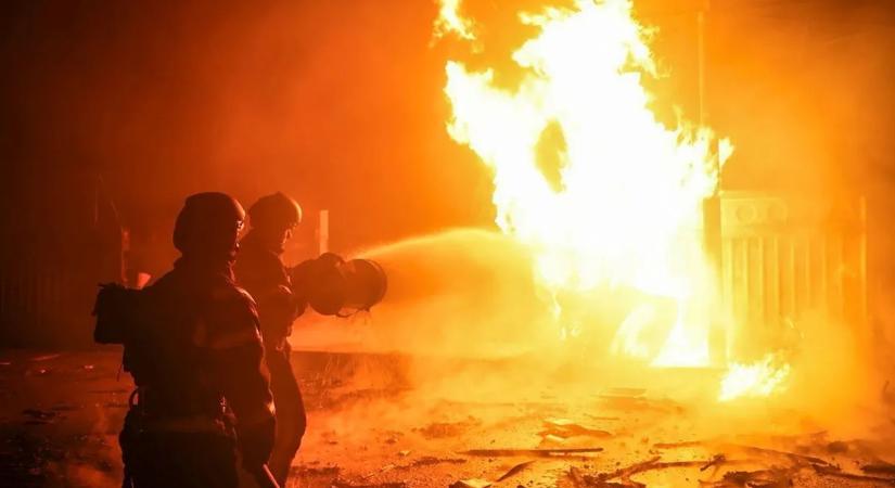 Pokoli napon vannak túl a tűzoltók: idősek, fiatalok, macskák és madarak is bajba kerültek szenteste