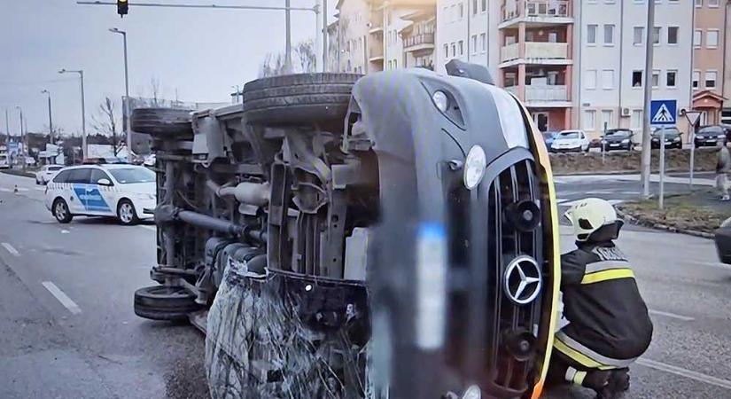 Különös mentőbaleset – az ütközéstől felborult a kékvillogót használó jármű – Nem mindig van elsőbbsége a szirénázó mentőnek?