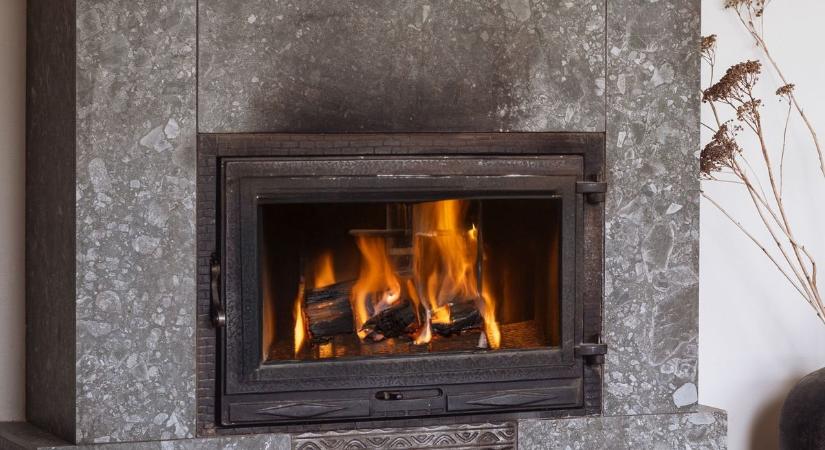 Szenteste kigyulladt egy kandalló Győrzámolyon, több baleset is történt