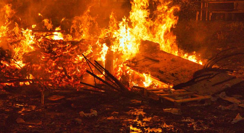 Teljes a sokk 2025 karácsonyán: tűzbe borult az ország, rengeteg lakás, ház égett le - óriásiak a károk