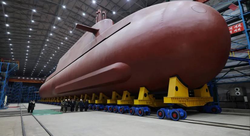 Észak-Korea az első nukleáris meghajtású tengeralattjárójáról közölt képeket