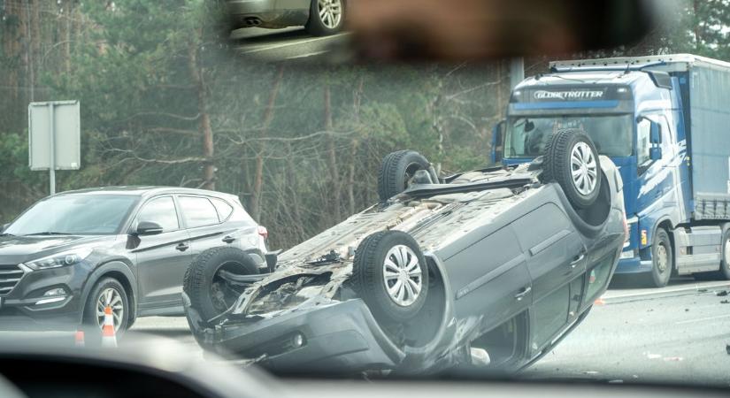 Elektromos autó rohant ki az autópályáról, a korlát tudta csak megfogni