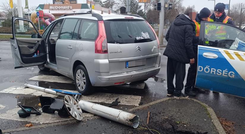 Darabokra tört a jelzőoszlop a kaposvári meki melletti balesetben – FOTÓK