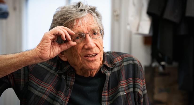 Kern András: Nekem olyan furcsa, hogy az emberek lefényképezik a tilosban mások autóját