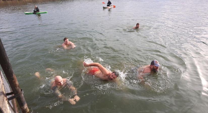 Egy újabb mérföldkő: a tizedik alkalommal csobbannak a jeges vízbe Orfűn
