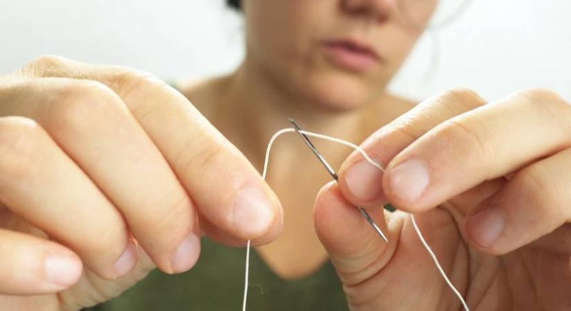 Eddig csak az éles szeműek tudták megcsinálni, így viszont bárki képes rá: egy másodperc alatt befűzöd a tűbe a cérnát