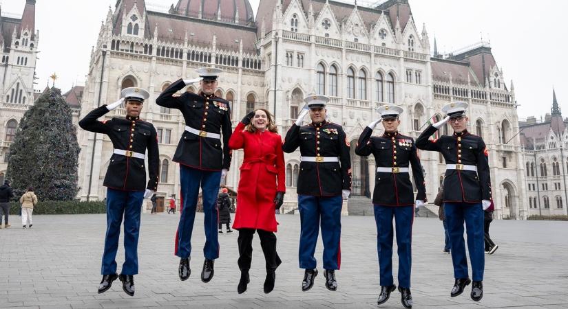 Amerikai tengerészgyalogosok ugráltak a Parlament előtt