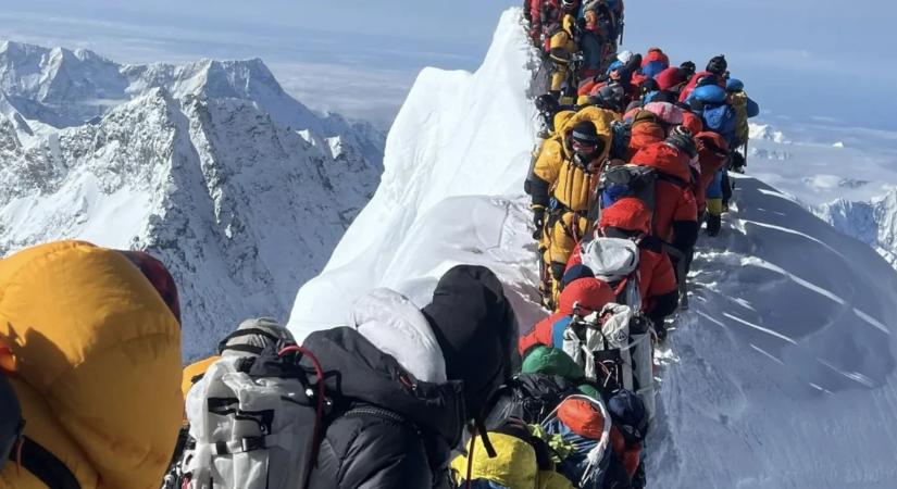 Az Everest fuldoklik a tömegtől – Nepál meglepő húzással próbálja tehermentesíteni a világ tetejét