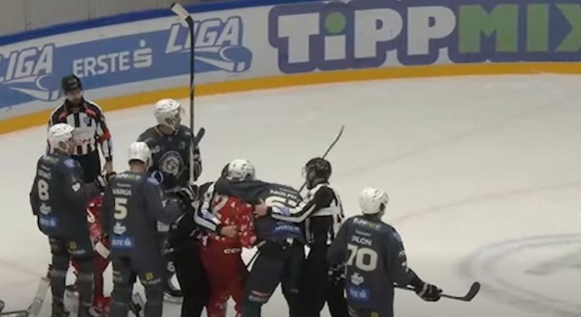 Megharapta a játékvezetőt Molnár Bálint, a Budapest Jégkorong Akadémia Hockey Club játékosa