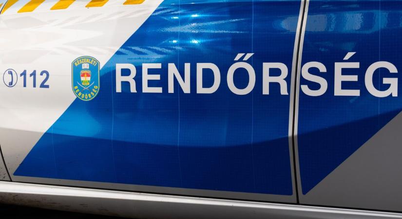 Baleset a vasúti átjáró közelében, egy ember elmenekült a helyszínről