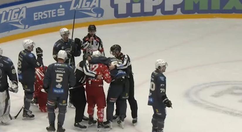 Az év egyik legabszurdabb eltiltását hozta össze a hokis, aki megharapta a vonalbírót