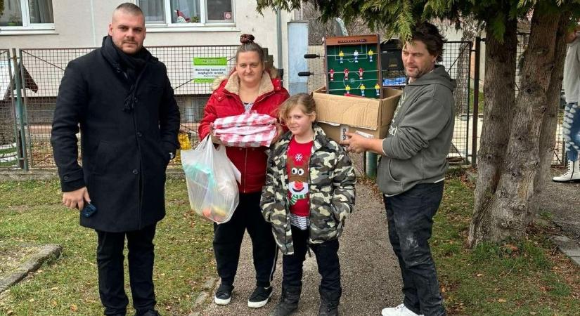 Szeretetből szállított adományok: karácsonyi összefogás Dunaújvárosban (galériával)