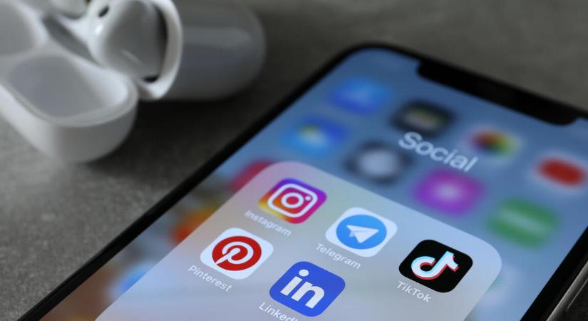 Globális támadás a fiatalok közösségi média használata ellen