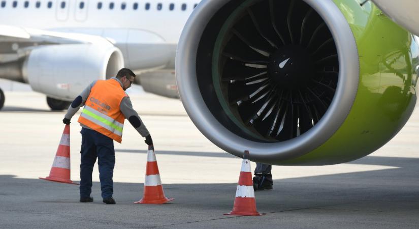 Baj volt a Budapest-Bécs repülőjáraton, kellemetlen döntést kellett hozni