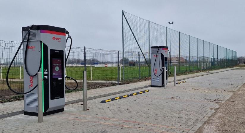 Brutális teljesítményű töltők érkeztek: új szintre kapcsolt az elektromos autózás
