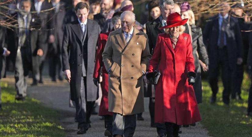 Lencsevégre kapták a királyi családot a karácsonyi misére menet: így köszöntötték a rájuk váró tömeget