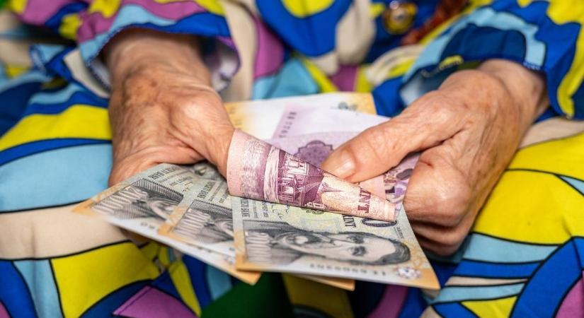 Így utalják a nyugdíjat 2026-ban: figyeljenek a megváltozott időpontokra az idősek