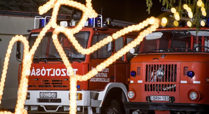 Tüzet okozó adventi koszorú és beszorult macska miatt is kimentek a tűzoltók szenteste