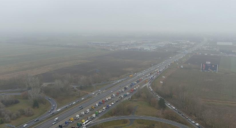 Hiába mentek utcára a fuvarozók, egy tollvonással pontot tett az ügy végére a kormány