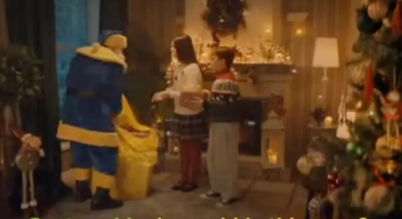 Az orosz állami tévén Mikulásnak öltözött MI-Zelenszkij rabolja el a gyerekek ajándékait