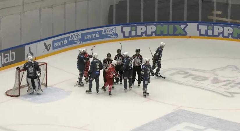 Megharapta a bírót a magyar hokis – videó